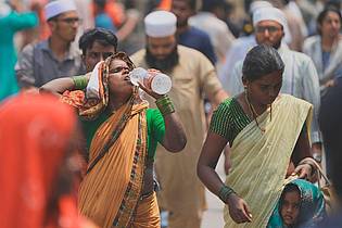 Mahesh Kumar A./AP/dpa | Experten erwarten, dass auch die kommenden Jahre warm werden - das bleibt nicht ohne Folgen. (Archivbild)