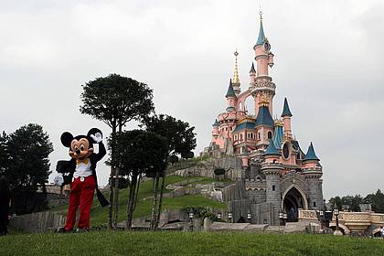Francois Mori/AP/dpa | In einem rätselhaften Fall um eine wohl vorgetäuschte Kinderhochzeit im Disneyland Paris ermittelt die französische Justiz. (Archivbild)
