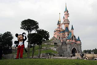 Francois Mori/AP/dpa | In einem rätselhaften Fall um eine wohl vorgetäuschte Kinderhochzeit im Disneyland Paris ermittelt die französische Justiz. (Archivbild)