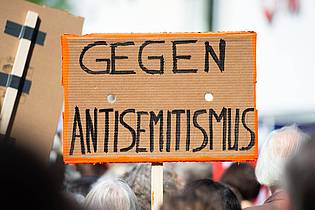 Christophe Gateau/dpa | Viele Menschen in Deutschland wenden sich gegen Antisemitismus - im Alltag gibt es dennoch Tausende von Vorfällen. (Archivbild)