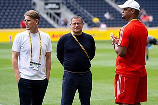 Sven Hoppe/dpa | Viele Transferfragen müssen Trainer Vincent Kompany (r), Sportvorstand Max Eberl (M) und Sportdirektor Christoph Freund auch in den USA beantworten. 