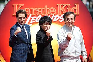 James Manning/PA Wire/dpa | Die Schauspieler Ralph Macchio , Ben Wang und Jackie Chan (l-r). (Archivbild)