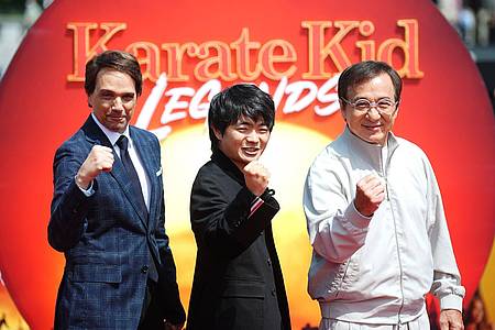 James Manning/PA Wire/dpa | Die Schauspieler Ralph Macchio , Ben Wang und Jackie Chan (l-r). (Archivbild)