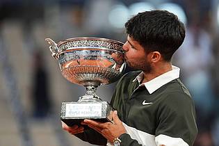 Thibault Camus/AP/dpa | Carlos Alcaraz holt seinen fünften Grand-Slam-Titel.