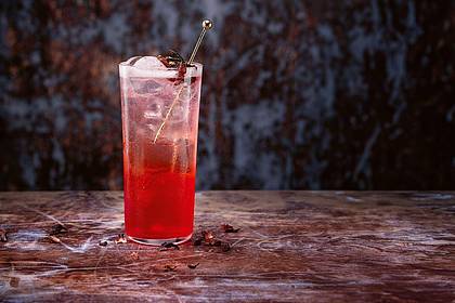 Daniel Esswein/dpa-tmn | Der Tocktail «Redlips Spritz» besteht aus 10 cl Hibiskustee, 1 cl Amarenasirup, 1 cl Holundersirup, 1 cl Zitronensaft sowie alkoholfreiem Rosé-Sekt oder Vino Frizzante zum Auffüllen.