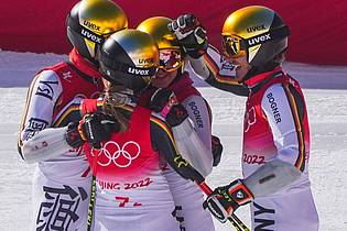 Das deutsche Team jubelt über die Silbermedaille.