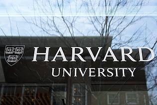 Charles Krupa/AP/dpa | Trump hat der Elite-Universität Harvard den Kampf angesagt. (Archivbild)