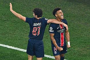 Peter Kneffel/dpa | Desiré Doue (rechts) und Joao Neves feiern das Tor zum 2:0 für Paris gegen Inter.