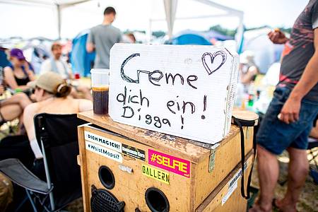 Hauke-Christian Dittrich/dpa/dpa-tmn | Stundenlang in der prallen Sonne: Wer sich nicht mit hohem Lichtschutzfaktor eincremt, riskiert einen Sonnenbrand. 