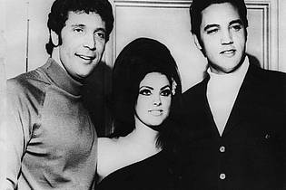 UPI/dpa | Mit Elvis Presley und dessen Frau Priscilla verband Tom Jones eine Freundschaft.