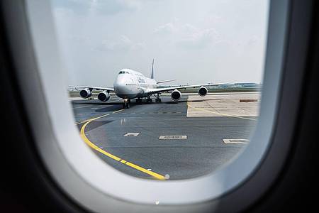 Andreas Arnold/dpa/dpa-tmn | Mulmiges Gefühl bei Start oder Landung: Bis zu 25 Prozent der Menschen empfinden Unwohlsein oder Angst vor dem Fliegen. 