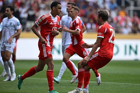 Sven Hoppe/dpa | Dem spielfreudigen Jamal Musiala (l) reichten 30 Comeback-Minuten zum Hattrick. Mit ihm jubelt Thomas Müller (r).