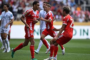 Sven Hoppe/dpa | Dem spielfreudigen Jamal Musiala (l) reichten 30 Comeback-Minuten zum Hattrick. Mit ihm jubelt Thomas Müller (r).