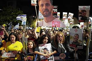Leo Correa/AP/dpa | In Israel gehen erneut Menschen gegen den Krieg auf die Straße. 