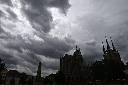 Martin Schutt/dpa | Blick auf den Erfurter Domplatz. Nach einem Montag mit starken Unwettern bleibt es am Dienstag wolkig, dafür wird es etwas milder.
