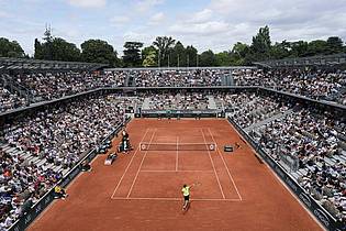 Thibault Camus/AP/dpa | In einem der schönsten Stadien zog Alexander Zverev in Runde drei ein.