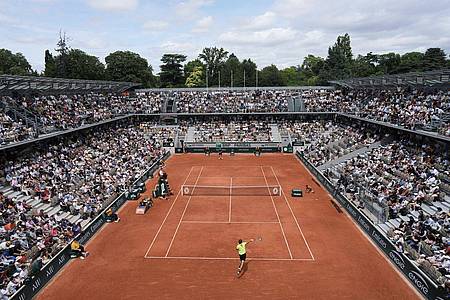 Thibault Camus/AP/dpa | In einem der schönsten Stadien zog Alexander Zverev in Runde drei ein.