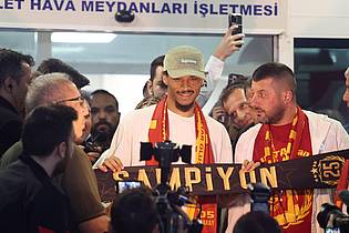 Murat Akbas/dpa | Nationalspieler Leroy Sané (M.) bei seiner Ankunft in Istanbul.