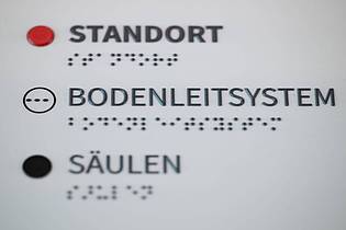 Sebastian Kahnert/dpa | Öffentliche Gebäude sind häufig mit Informationen in Brailleschrift ausgestattet - wie hier in Dresden.