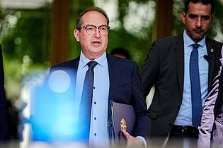 Kay Nietfeld/dpa | Polizisten können nicht belangt werden, argumentiert Innenminister Dobrindt. (Archivbild)