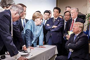 Jesco Denzel/Bundesregierung/dpa | Dieses von der Bundesregierung verbreitete Bild des Fotografen Jesco Denzel wurde damals in sozialen Netzwerken viel kommentiert. (Archivbild)