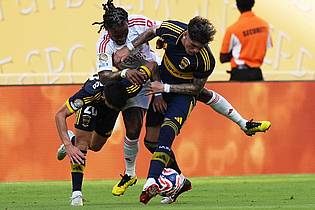 Rebecca Blackwell/AP/dpa | Es ging rustikal zur Sache zwischen Boca und Benfica. Hier kämpft der frühere Bayern-Profi Renato Sanches (M) von Lissabon mit Carlos Palacios (r) und Alan Velasco um den Ball.