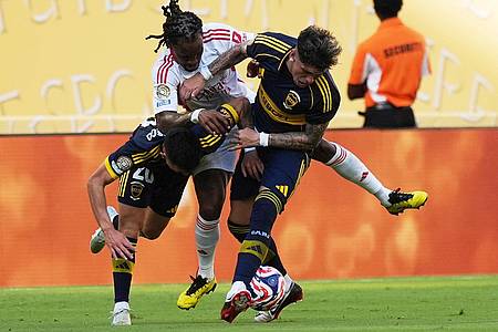 Rebecca Blackwell/AP/dpa | Es ging rustikal zur Sache zwischen Boca und Benfica. Hier kämpft der frühere Bayern-Profi Renato Sanches (M) von Lissabon mit Carlos Palacios (r) und Alan Velasco um den Ball.