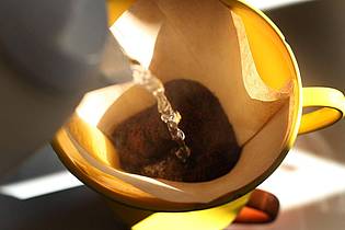 Karl-Josef Hildenbrand/dpa | Kaffee als Verdauungshelfer: Das Getränk kann den Darm in Schwung bringen.