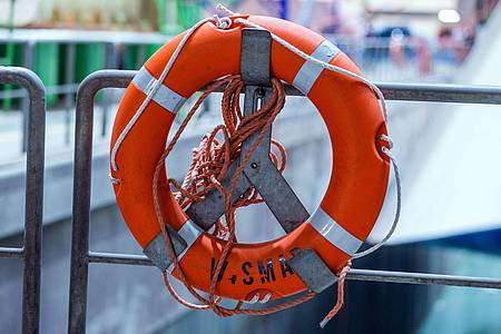 Jens Büttner/dpa-Zentralbild/dpa | Die beiden Männer konnten nur noch leblos aus dem Wasser geborgen werden. (Symbolbild)