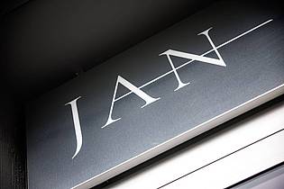 Matthias Balk/dpa | Schriftzug vom Restaurant «Jan» in München. (Archivbild)