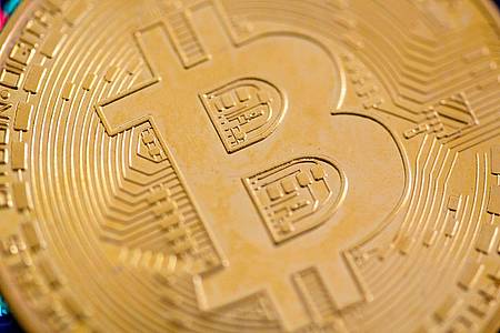 Fernando Gutierrez-Juarez/dpa | Eine Bitcoin-Münze liegt auf einem Tisch. (Symbolbild)