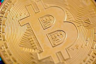 Fernando Gutierrez-Juarez/dpa | Eine Bitcoin-Münze liegt auf einem Tisch. (Symbolbild)