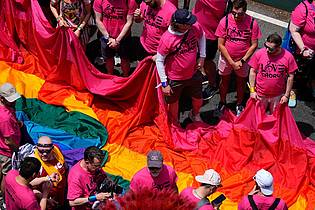 Julia Demaree Nikhinson/AP/dpa | Die Regenbogenflagge ist ein Symbol der Vielfalt der LGBTQI+-Gemeinschaft.