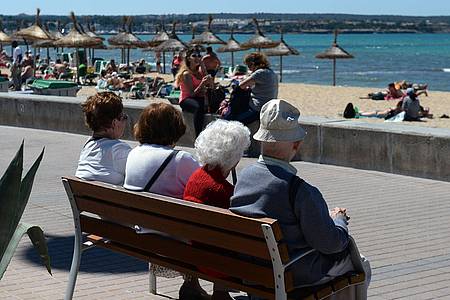 Jens Kalaene/dpa | 44 Prozent eines Babyboomer-Jahrgangs gehen vorzeitig in Rente und haben Zeit zum Beispiel fürs Reisen. (Archivbild)