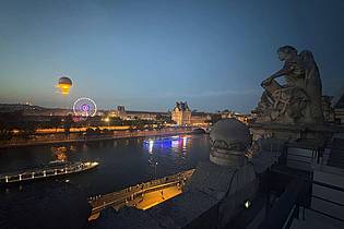 Oleg Cetinic/AP/dpa | Das Aufsteigen des olympischen Ballons ist ein besonderes Spektakel am Abendhimmel von Paris.