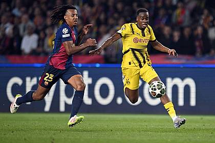 Federico Gambarini/dpa | Jamie Gittens (r) ist derzeit ein begehrtes Spekulationsobjekt auf dem Transfermark.