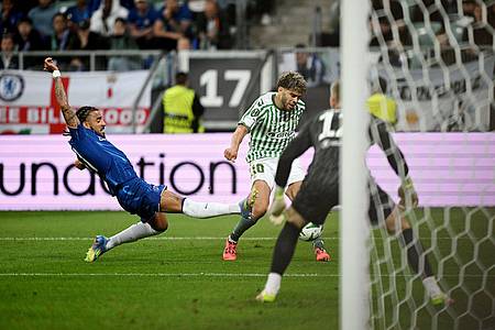 Rafal Oleksiewicz/PA Wire/dpa | Abdessamad Ezzalzouli (M) erzielte für Betis Sevilla das 1:0 im Conference-League-Finale