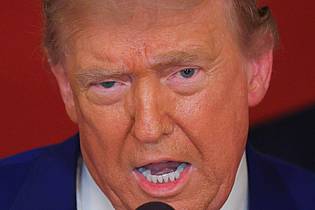 Carlos Barria/Reuters Pool via AP/dpa | US-Präsident Donald Trump hat nach den Angriffen eine Botschaft für den Iran. (Archivbild)