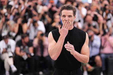 Scott A Garfitt/Invision/AP/dpa | Tanktop auf dem roten Teppich in Cannes: kein Problem für Pedro Pascal («Game of Thrones», «The Last of Us»).