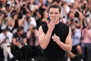 Scott A Garfitt/Invision/AP/dpa | Tanktop auf dem roten Teppich in Cannes: kein Problem für Pedro Pascal («Game of Thrones», «The Last of Us»).
