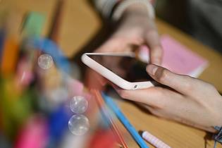 Marijan Murat/dpa | Jugendliche verbringen oft täglich mehrere Stunden mit dem Smartphone in der Hand. (Symbolbid)