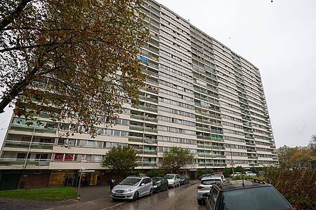 Christoph Reichwein/dpa | Meldekontrolle durch verschiedene Behörden am Problem-Hochhaus «Weißer Riese» im Stadtteil Homberg,
