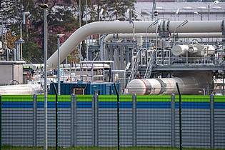Blick auf Rohrsysteme und Absperrvorrichtungen in der Gasempfangsstation von Nord Stream 2. (Archivbild). Foto: Stefan Sauer/dpa