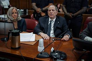 Olga Federova/EPA Pool via AP/dpa | Weinstein geht es im aktuellen Verfahren darum, seinen Namen reinzuwaschen. (Archivbild)