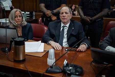 Olga Federova/EPA Pool via AP/dpa | Weinstein geht es im aktuellen Verfahren darum, seinen Namen reinzuwaschen. (Archivbild)