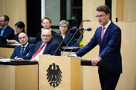 Bernd von Jutrczenka/dpa | NRW-Ministerpräsident Wüst mahnte: Länder und Kommunen müssten sich die Entlastungen auch leisten können. 