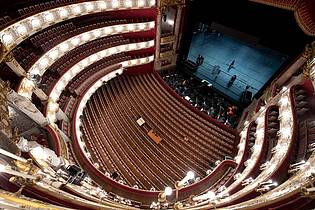 Sven Hoppe/dpa | Blick in den Innenraum der Bayerischen Staatsoper in München. (Archivbild)