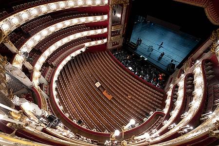 Sven Hoppe/dpa | Blick in den Innenraum der Bayerischen Staatsoper in München. (Archivbild)