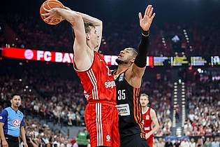 Harry Langer/dpa | Der FC Bayern München um Justus Hollatz (l) und Ratiopharm Ulm mit Karim Jallow lieferten sich eine packende dritte Final-Partie.