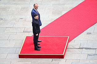 Fabian Sommer/dpa | Bundeskanzler Friedrich Merz empfing den ukrainischen Präsidenten Selenskyj mit militärischen Ehren. 